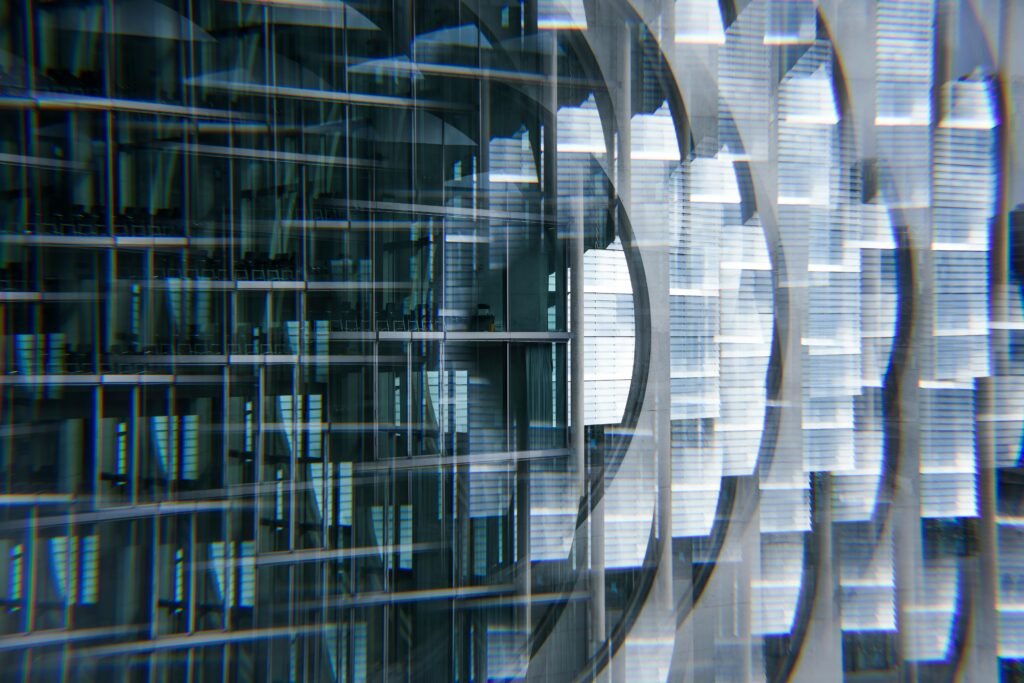 الاتجاهات الحديثة في إدارة السمعة المؤسسية Abstract view of a modern skyscraper with glass reflections creating a futuristic urban look.
