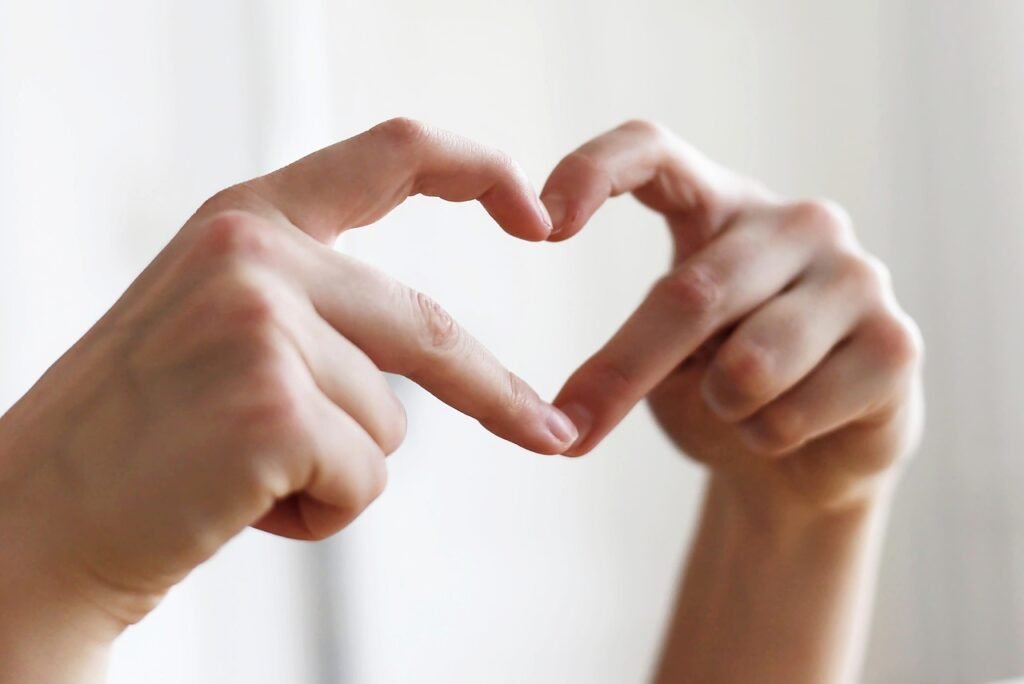اندماج الموظفين: من الرضا الوظيفي إلى الشراكة الحقيقية في النجاح hands, heart, finger, symbol, love, love, love, love, love, love